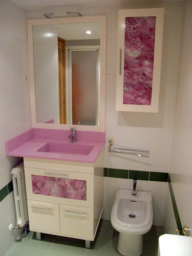 Mueble con lavabo integrado con toallero y auxiliar