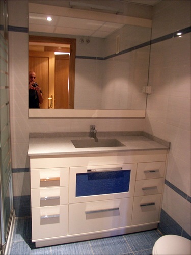 Mueble con lavabo integrado y cristala zul