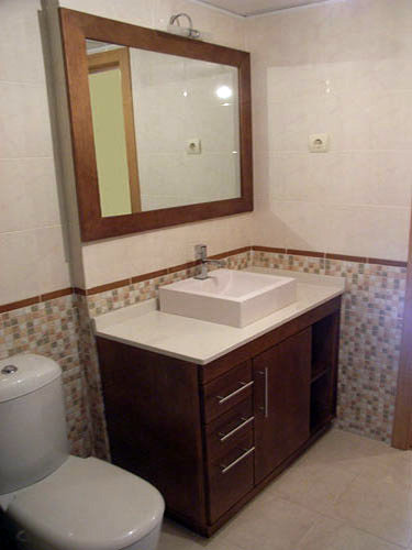 Mueble con lavabo sobre encimera