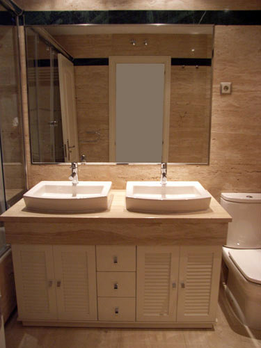 Mueble con puertas en persiana