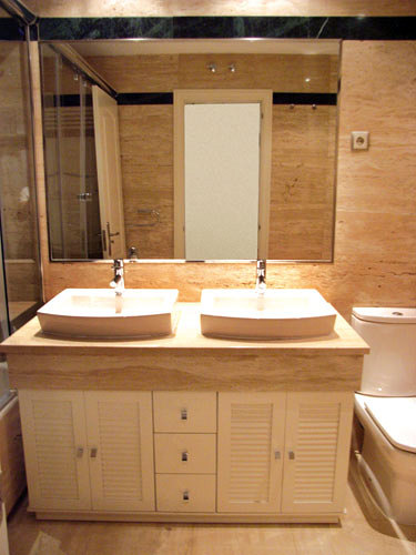 Mueble con puertas en persiana