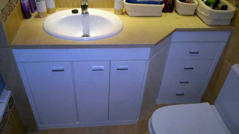Mueble de baño blanco