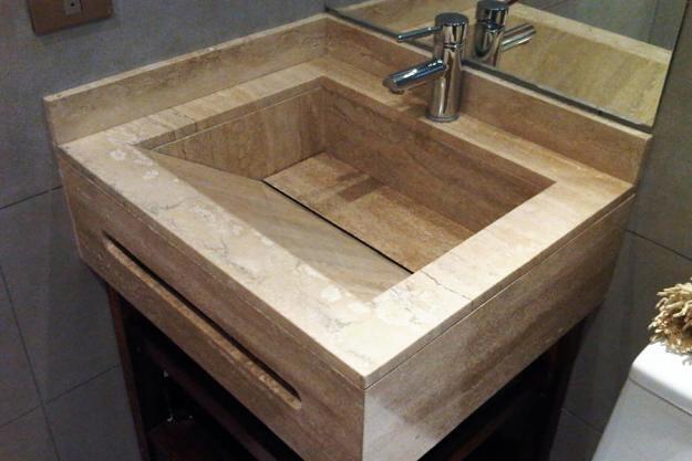 Mueble de baño con lavabo integrado en travertino 