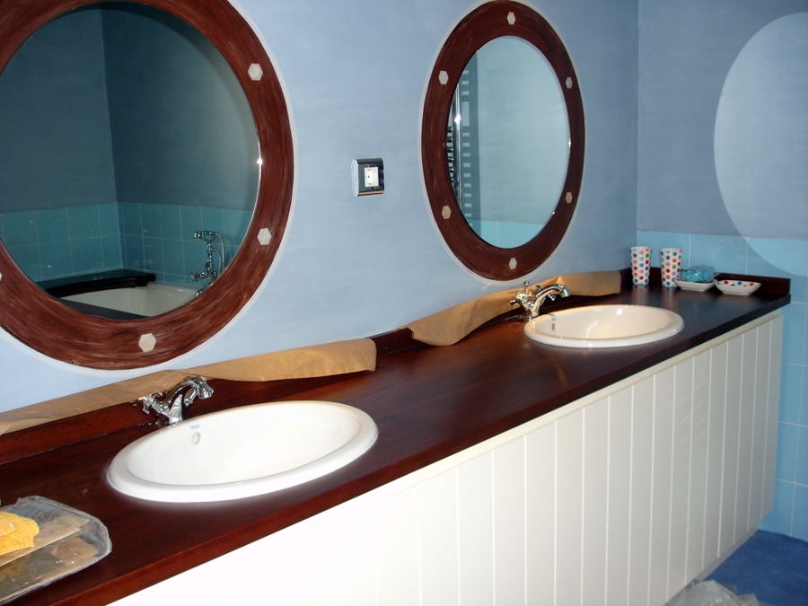 MUEBLE DE BAÑO CORRIDO EN COBA Y LACADO