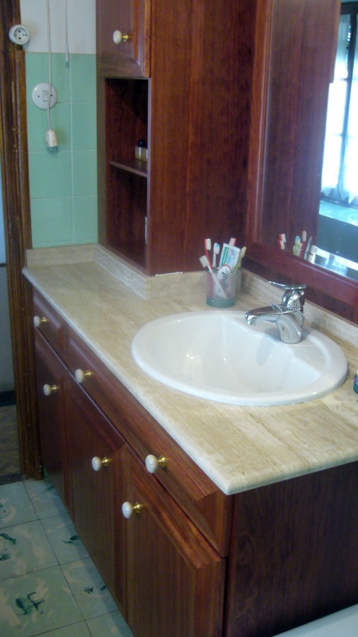Mueble de baño en madera de bubinga.