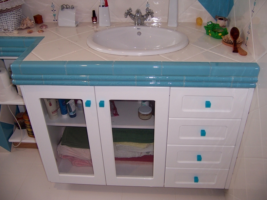 Mueble de baño en madera de Suecia lacada en blanco con faja de azulejos. 