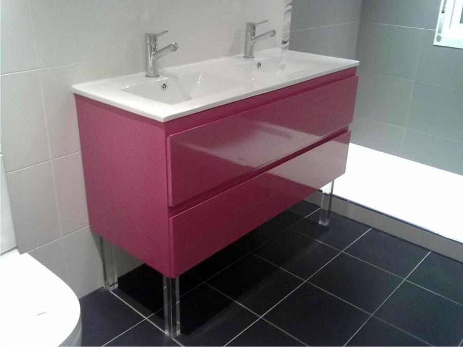 Mueble de baño fabricado en DM lacado 