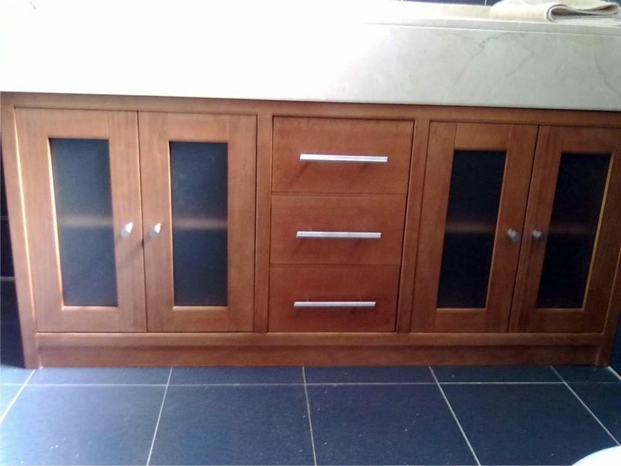 Mueble de Baño fabricado en rechapado en pino barnizado con tinte