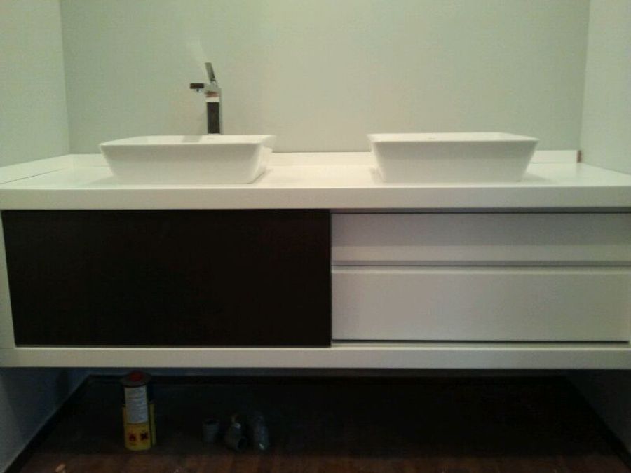 Mueble de baño lacado en blanco y negro