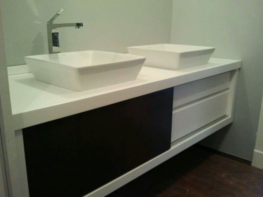Mueble de baño lacado en blanco y negro