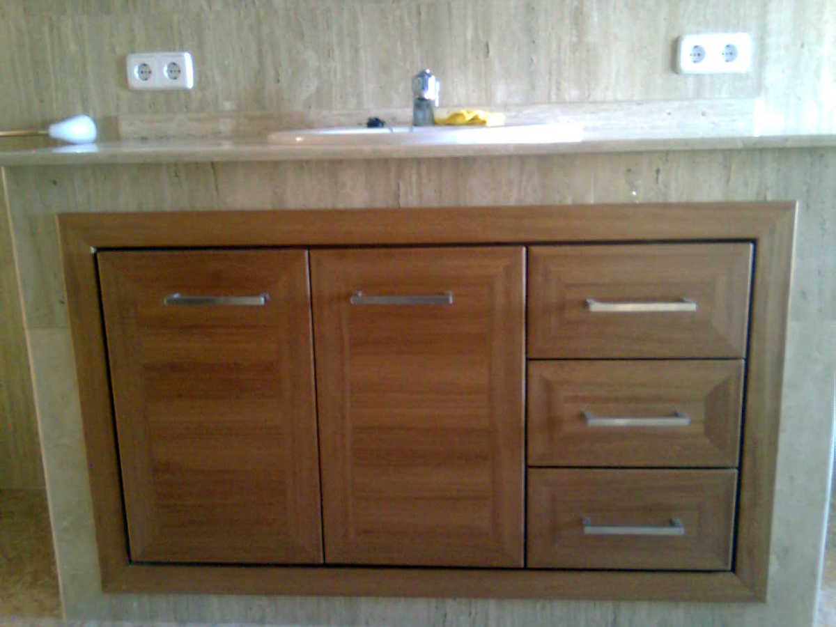 Mueble empotrado de baño en madera de sippo.