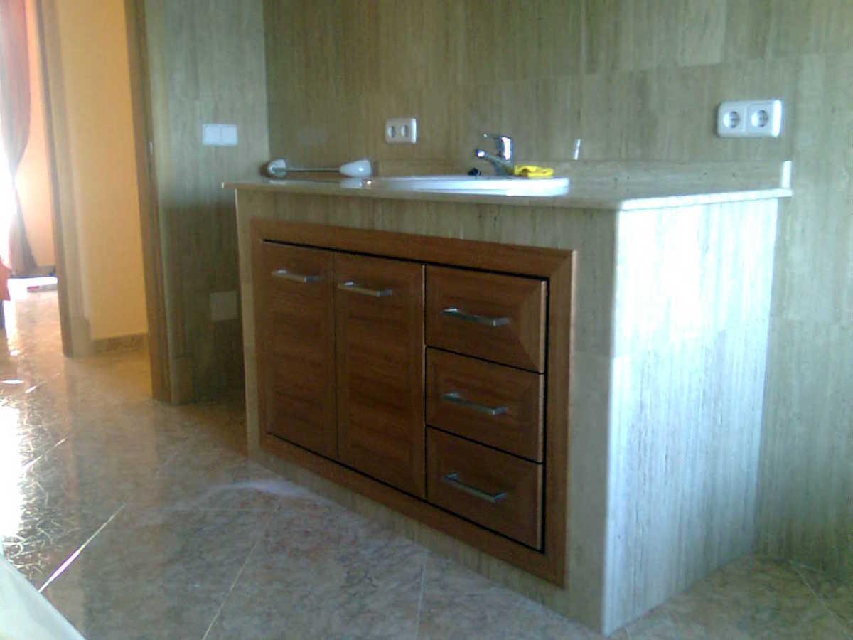 Mueble empotrado de baño en madera de sippo.