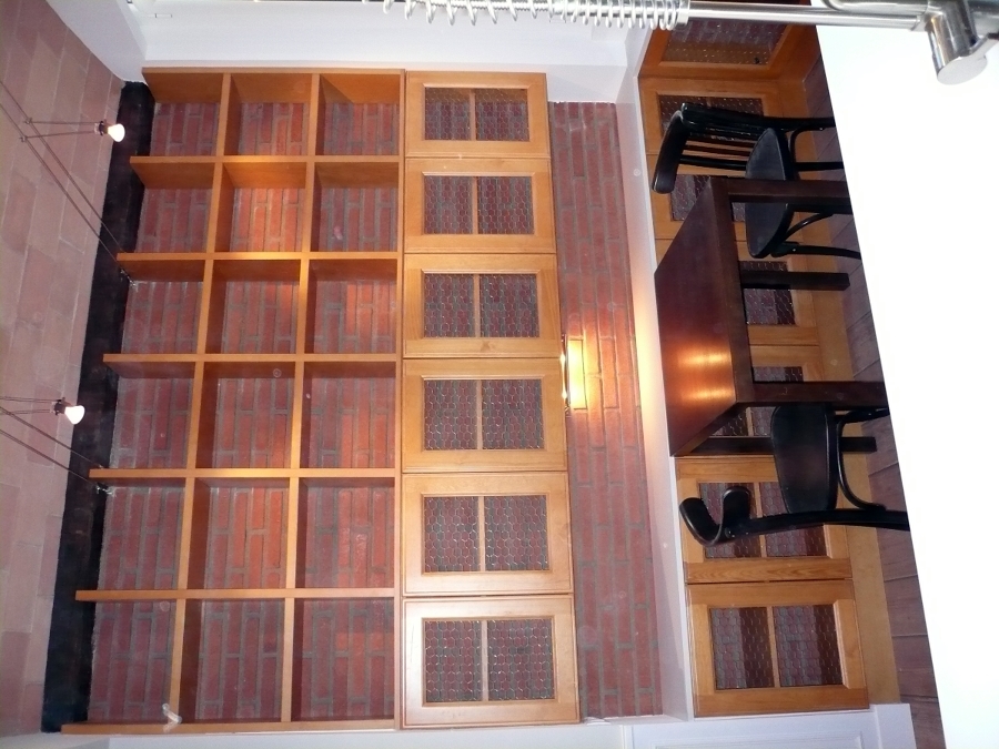 mueble en pino teñido