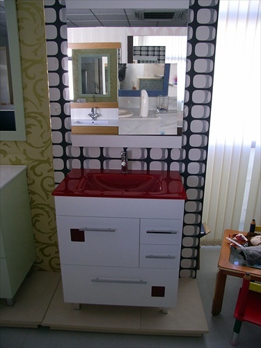 Mueble encimera de cristal roja y cristalitos