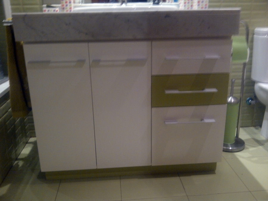 MUEBLE LACADO DE BAÑO