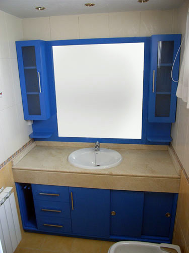 Mueble lacado en azul con auxiliares