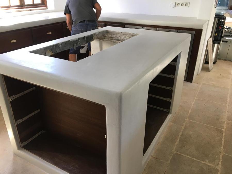 Muebles de cocina en microcemento blanco.