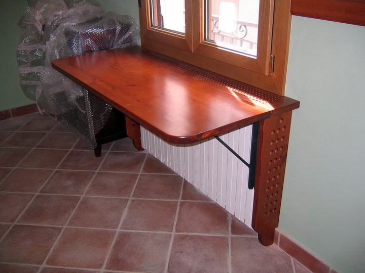 Mueble recibidor sobre radiador