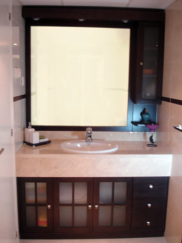 Mueble wengue con puertas en cruz