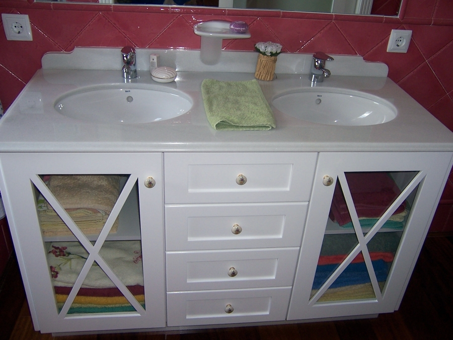 Muebles de baño en madera de Suecia lacada en blanca y en wengue. 