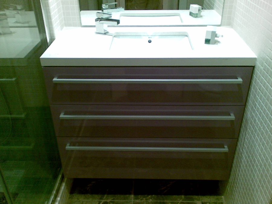 Muebles de baño lacado en lila brillo