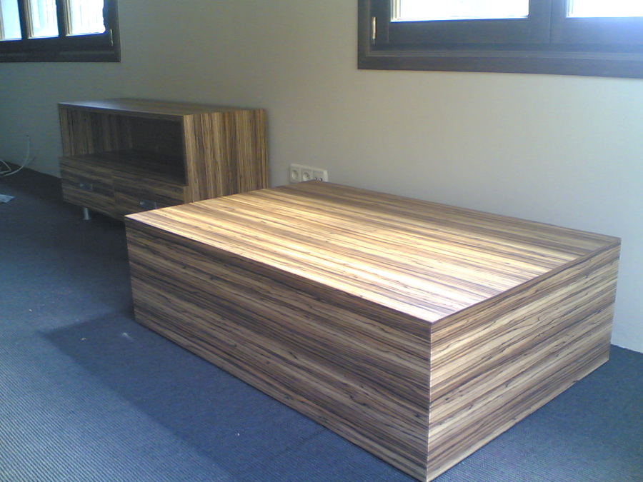 Muebles de cebrano.