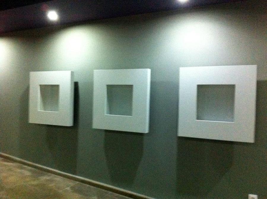 Muebles expositores lacados en blanco.