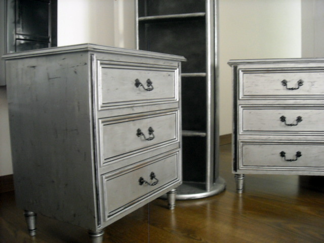 Muebles pintados en plata y negro(originalmente barnizados en caoba)