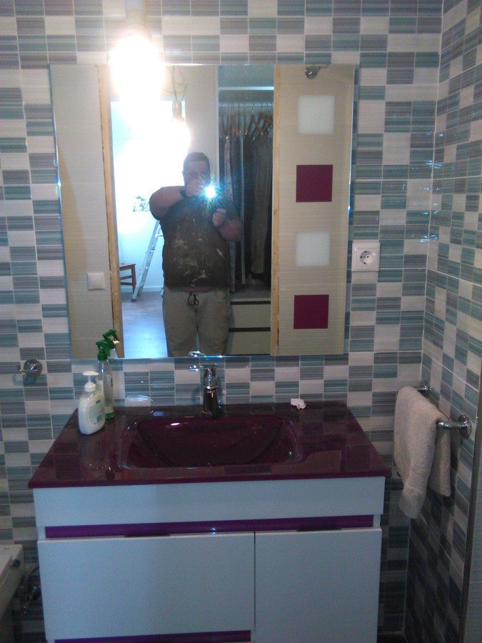 MUEBLES Y ESPEJO EN BAÑO NUEVO