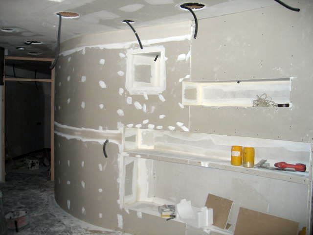 Mural con estantes en curva