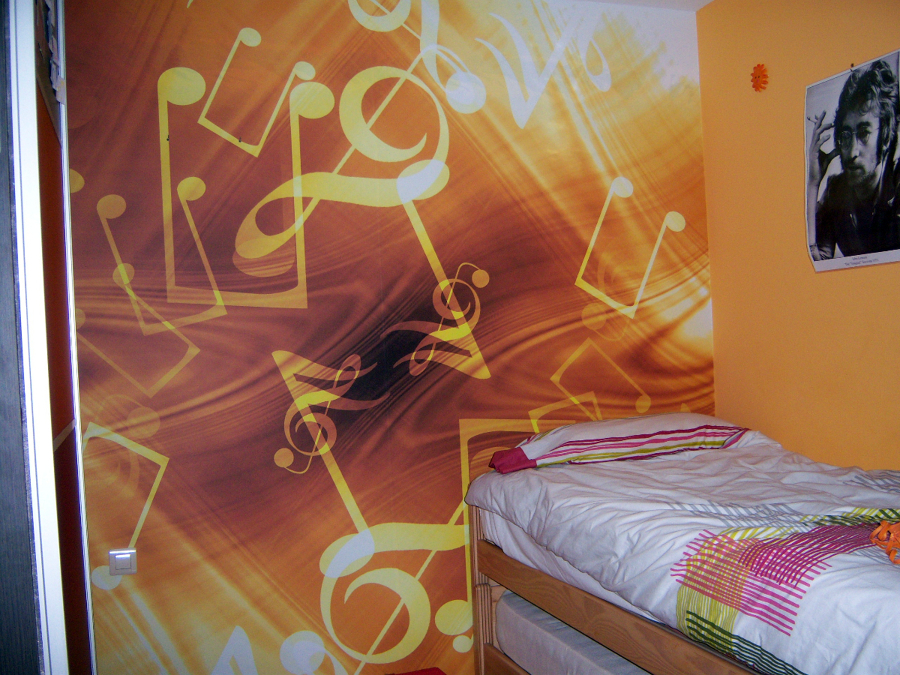 Mural de vinilo en hab. juvenil.