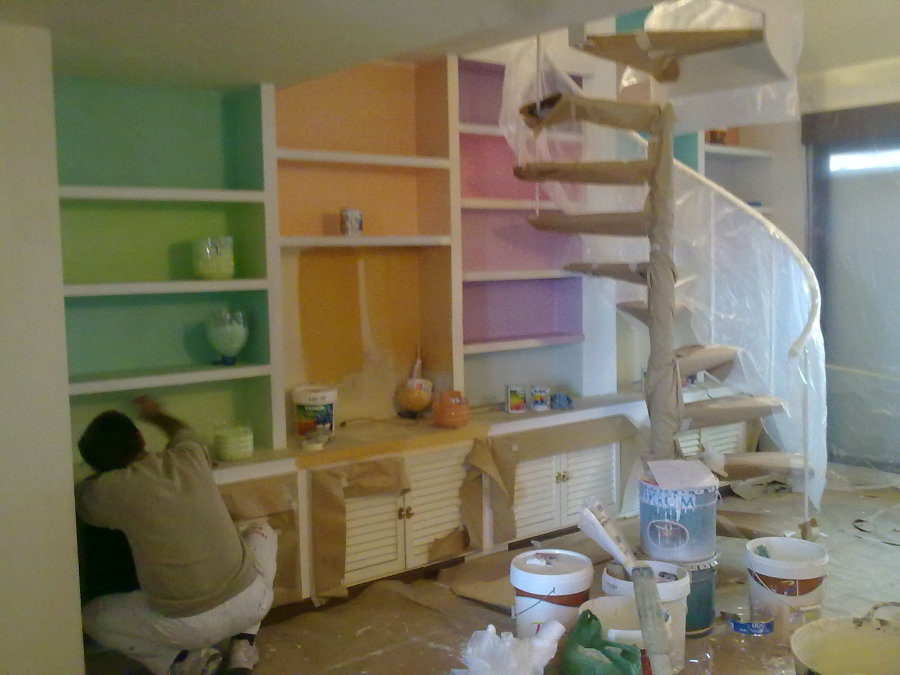 Mural multicolor con pintura acrílica