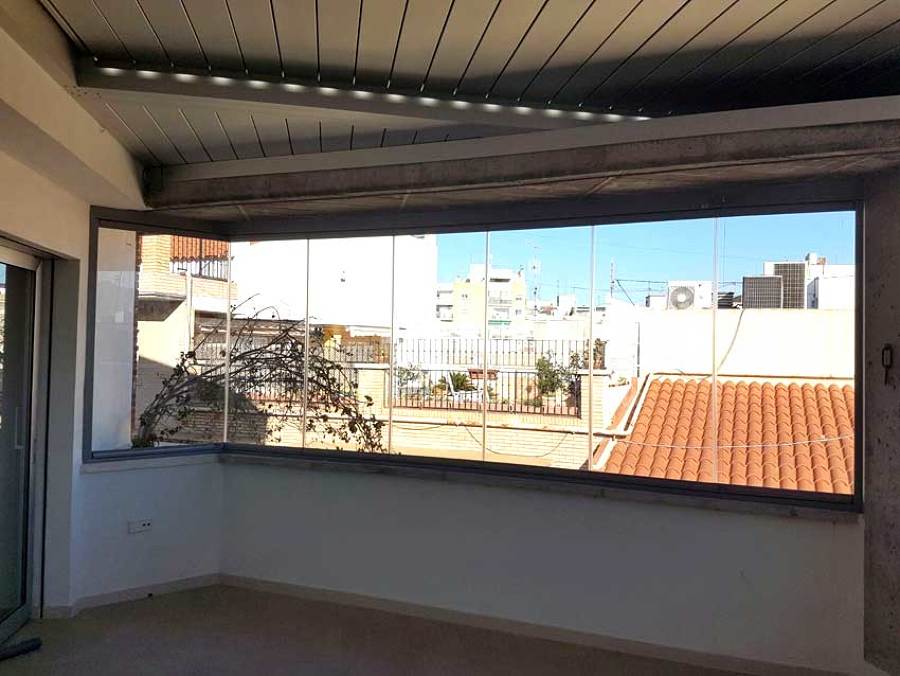 Terraza de ático acristalada con cerramientos deslizantes