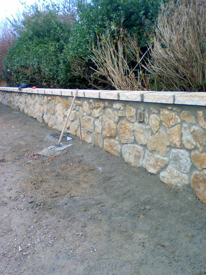 murete de piedra y albardilla