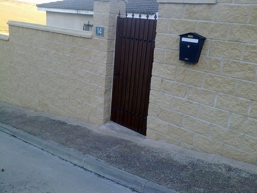 MURO  BLOQUE CON  CARA  RUGOSA