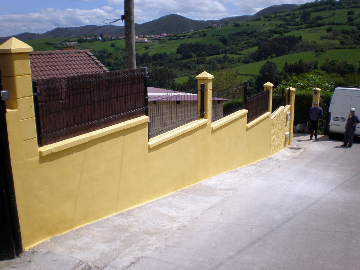 Muro con hormigón y valla Hércules