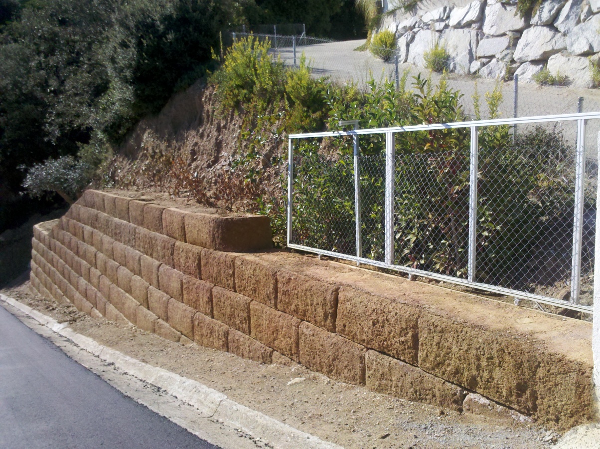Muro con piezas de hormigón "Famada i Pla"