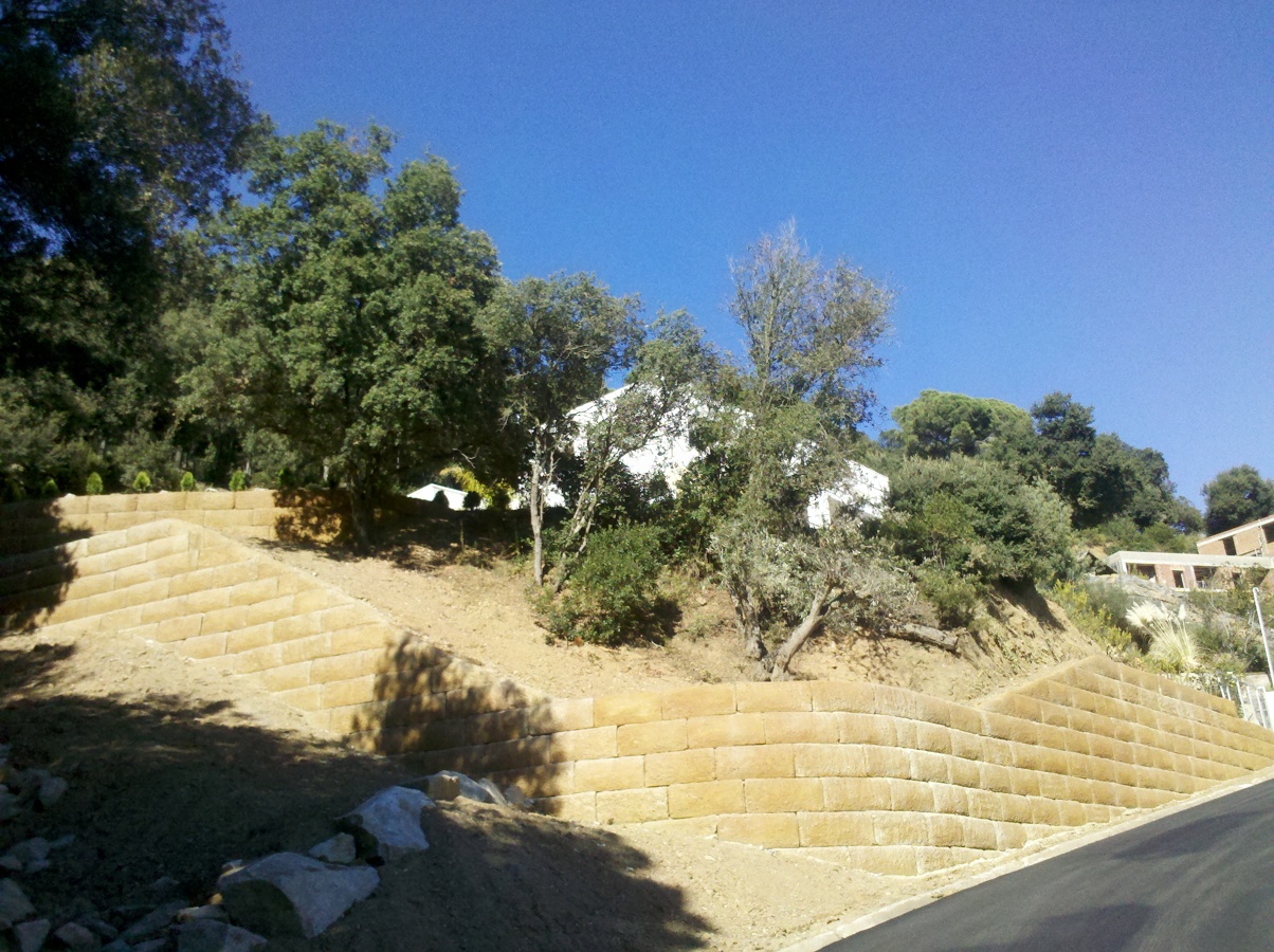 Muro con piezas de hormigón "Famada i Pla"