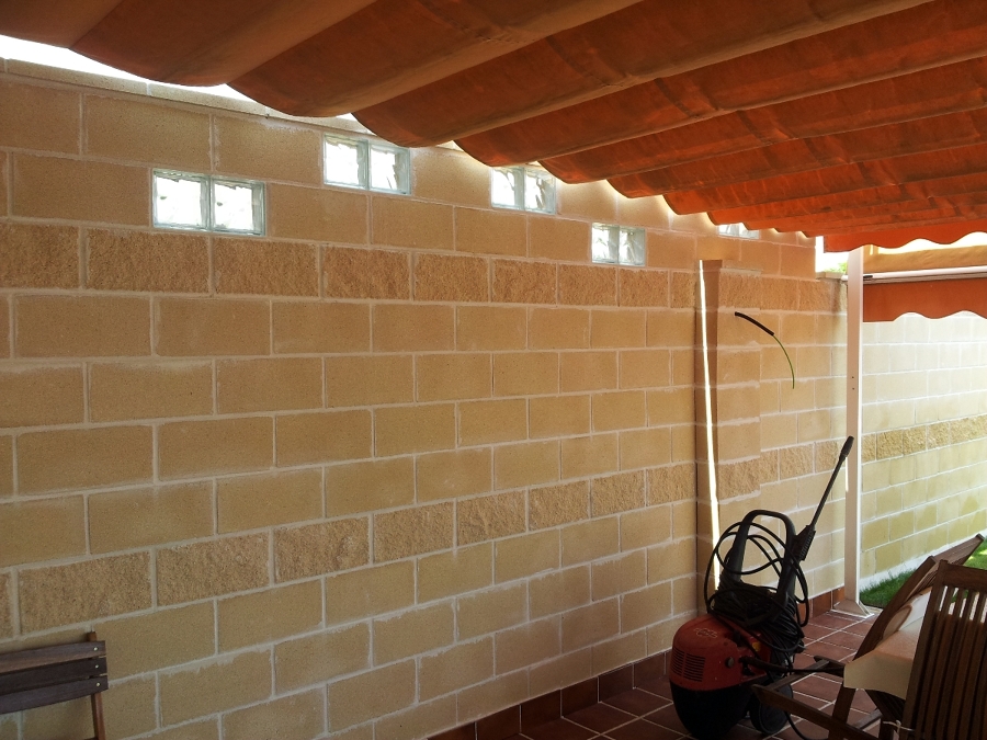muro de bloques con paves