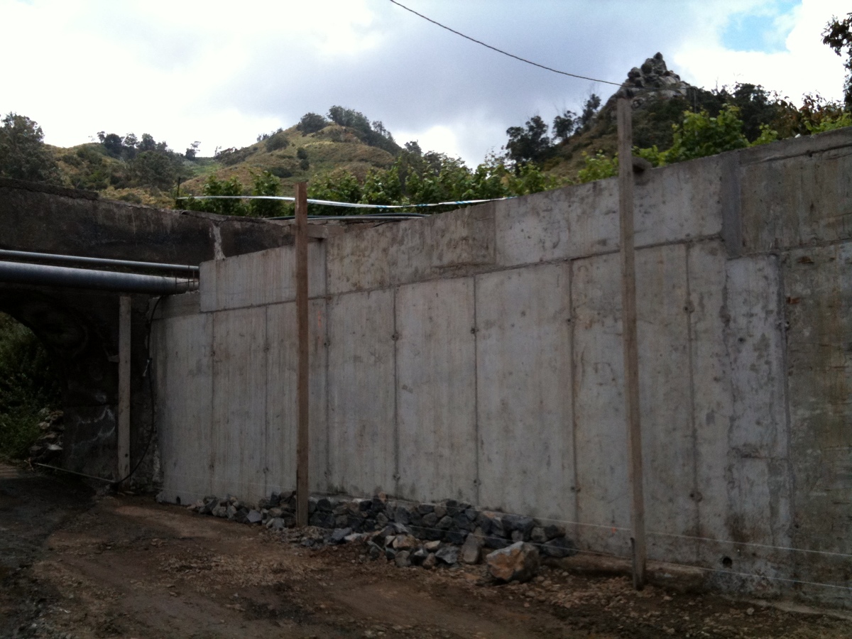 Muro de contención de hormigón armado recubierto con piedra vista
