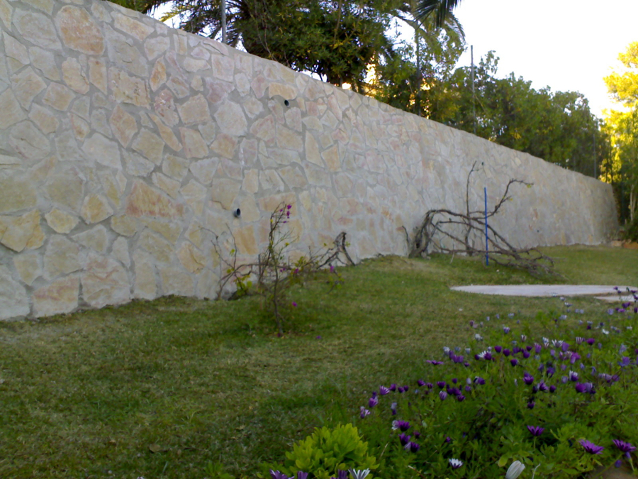 Muro de piedra natural
