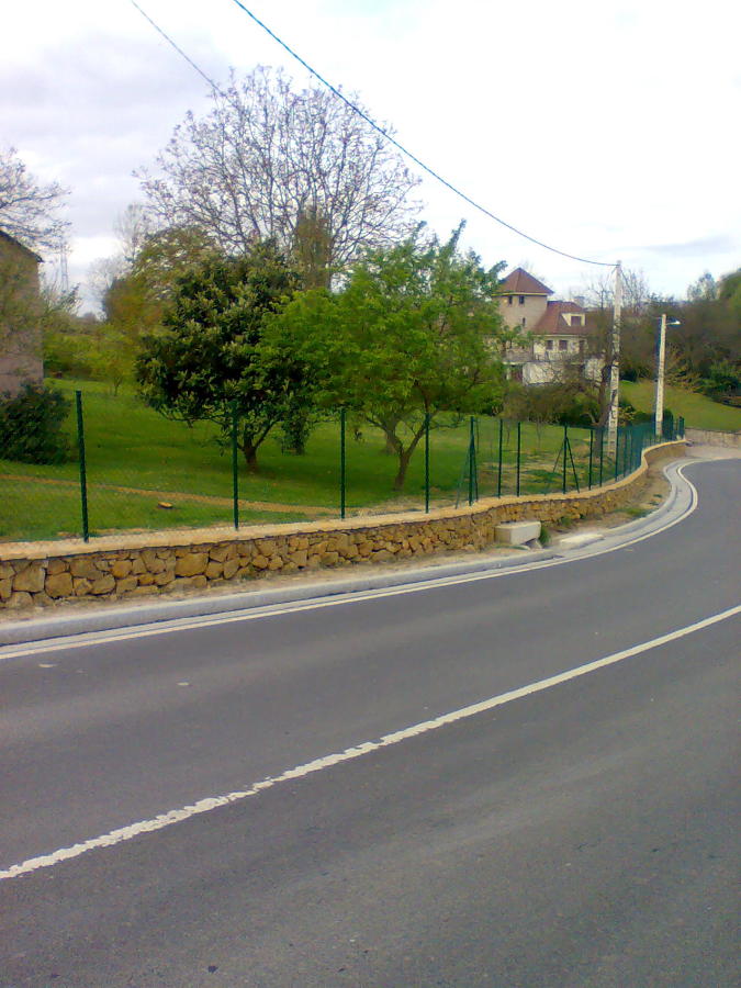 muro de piedra perimetral y colocacion de malla electrosoldada