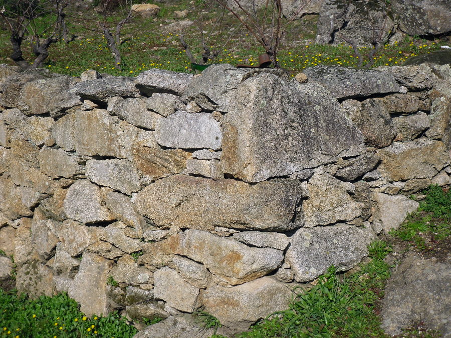 muro de piedra seca para la sugención de tierra