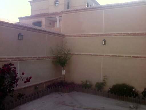 muro renfoscado en cemento blanco con ladrillos de era