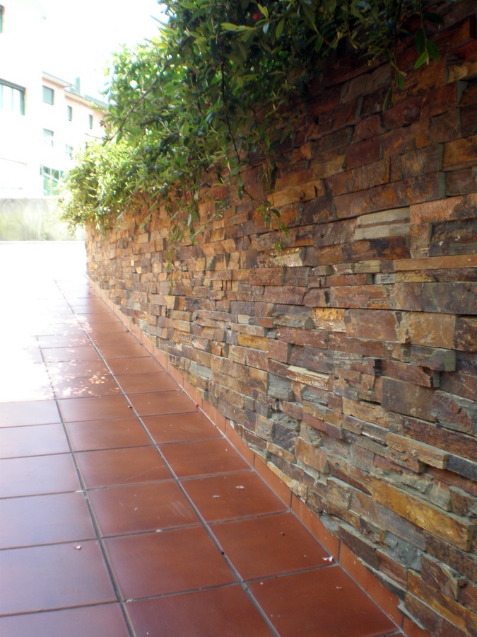 MURO REVESTIDO DE PIEDRA NATURAL