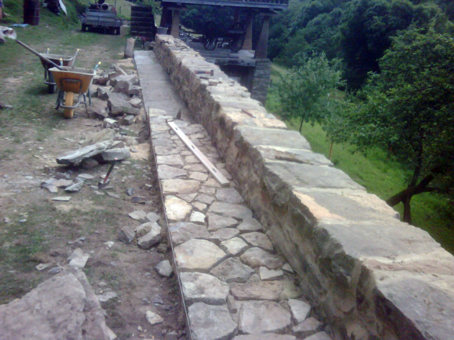 muro y acera de piedra