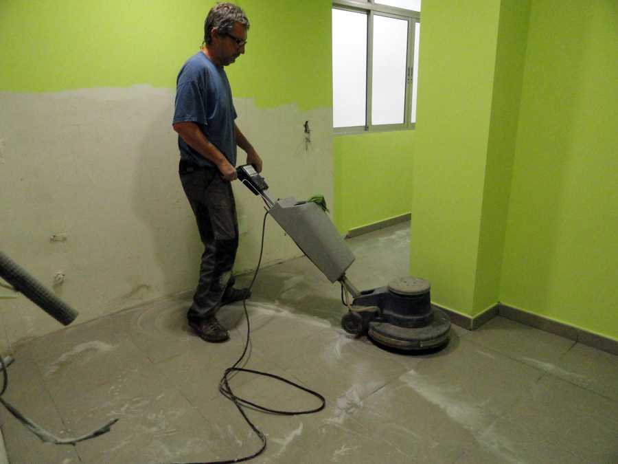 abans de montar els mobles de cuina, netegem el terra de restes calcàreas