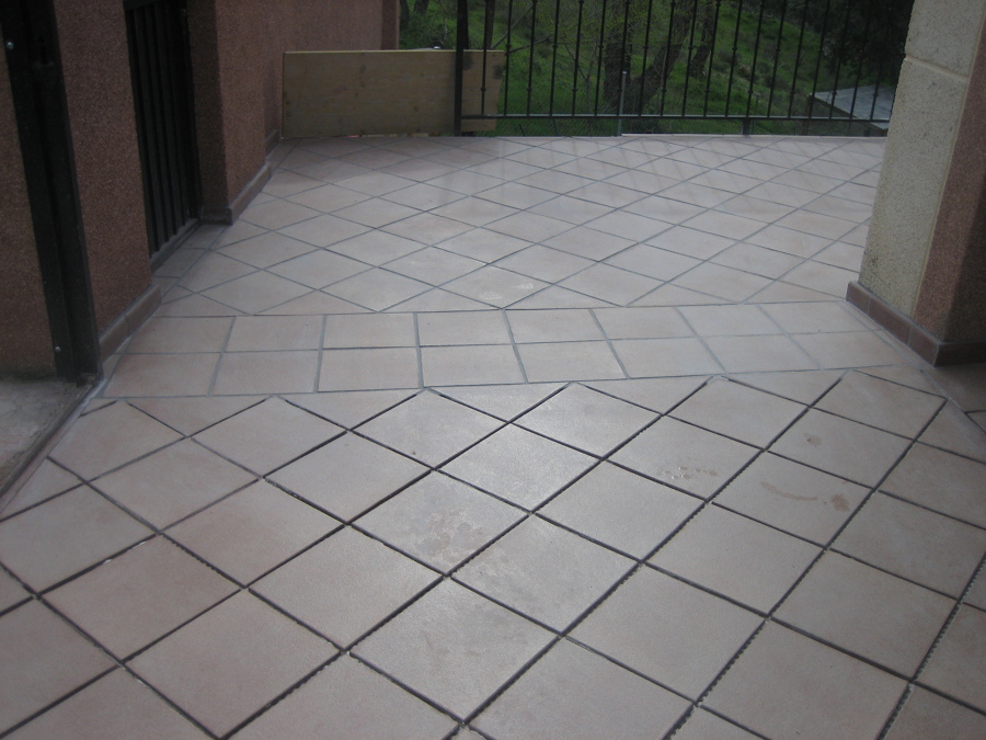 Suelo solado con juntas de 8 mm