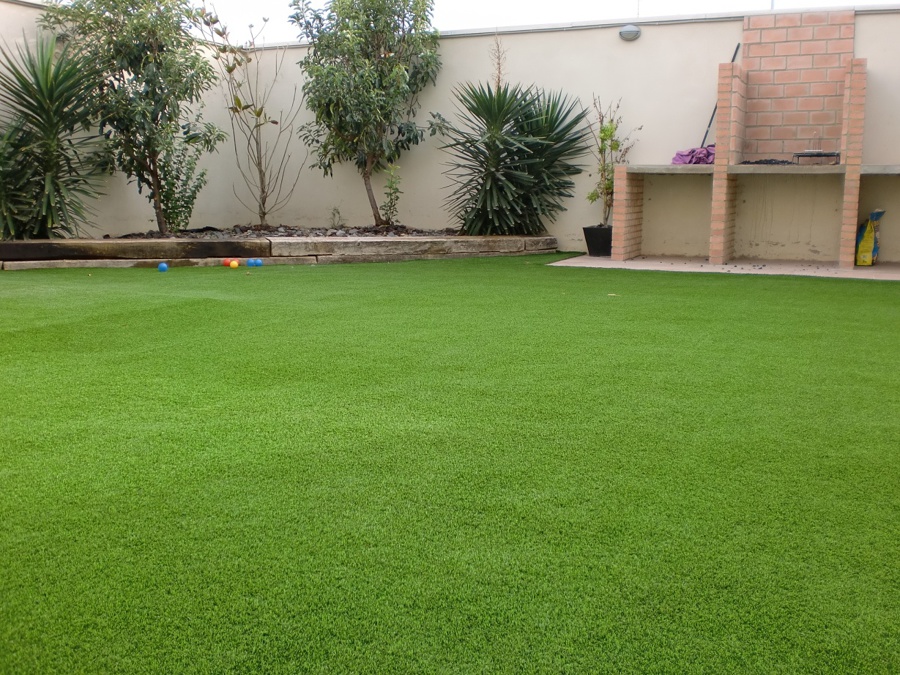 Instalación sobre tierra con jardinera de madera
