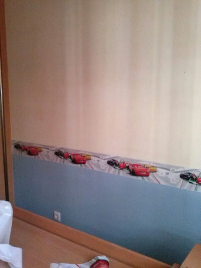 Pintura amarilla y azul con cenefa infantil.